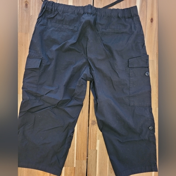 Uniqlo -  Black Cropped Cargo Pants (Large) - Picture 2 of 5